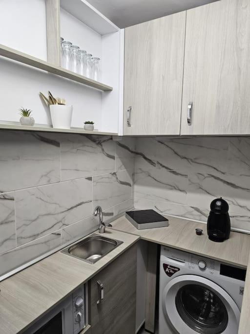 Chic Galati Apartment: Urban Escape Екстериор снимка