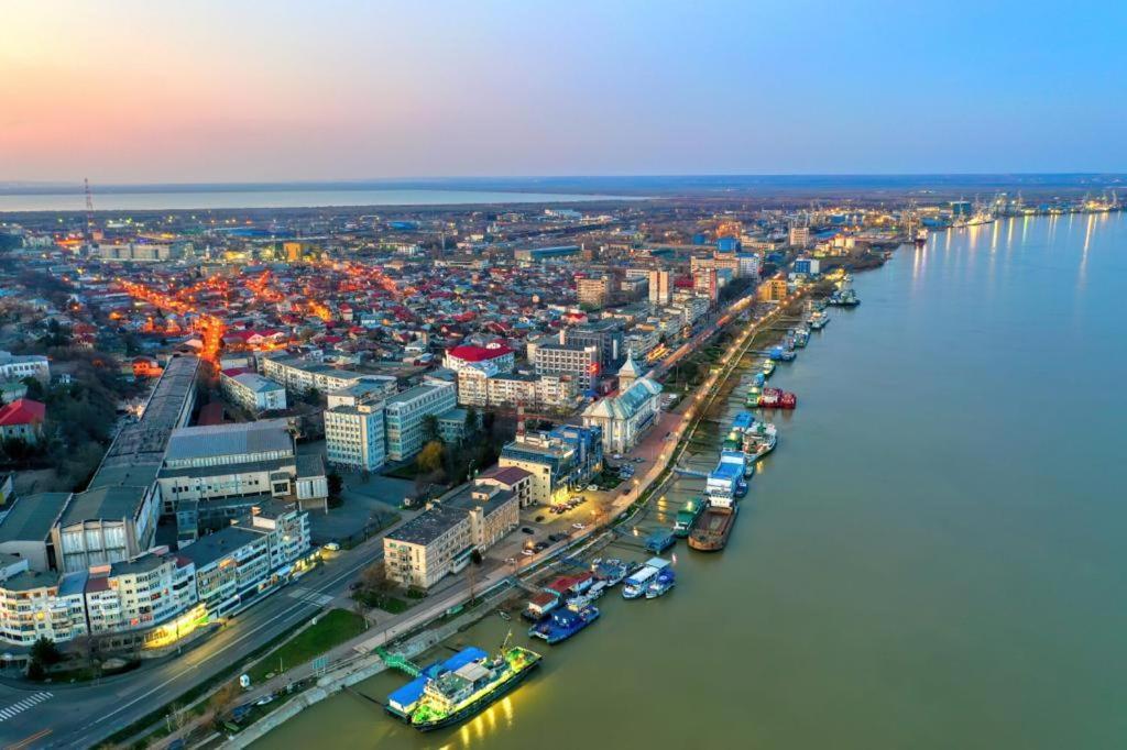 Chic Galati Apartment: Urban Escape Екстериор снимка